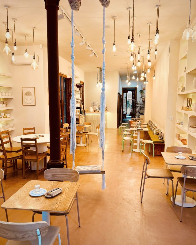 Espai interior de la ceramicaria creativa La Pintoràmica, al cor de Barcelona
