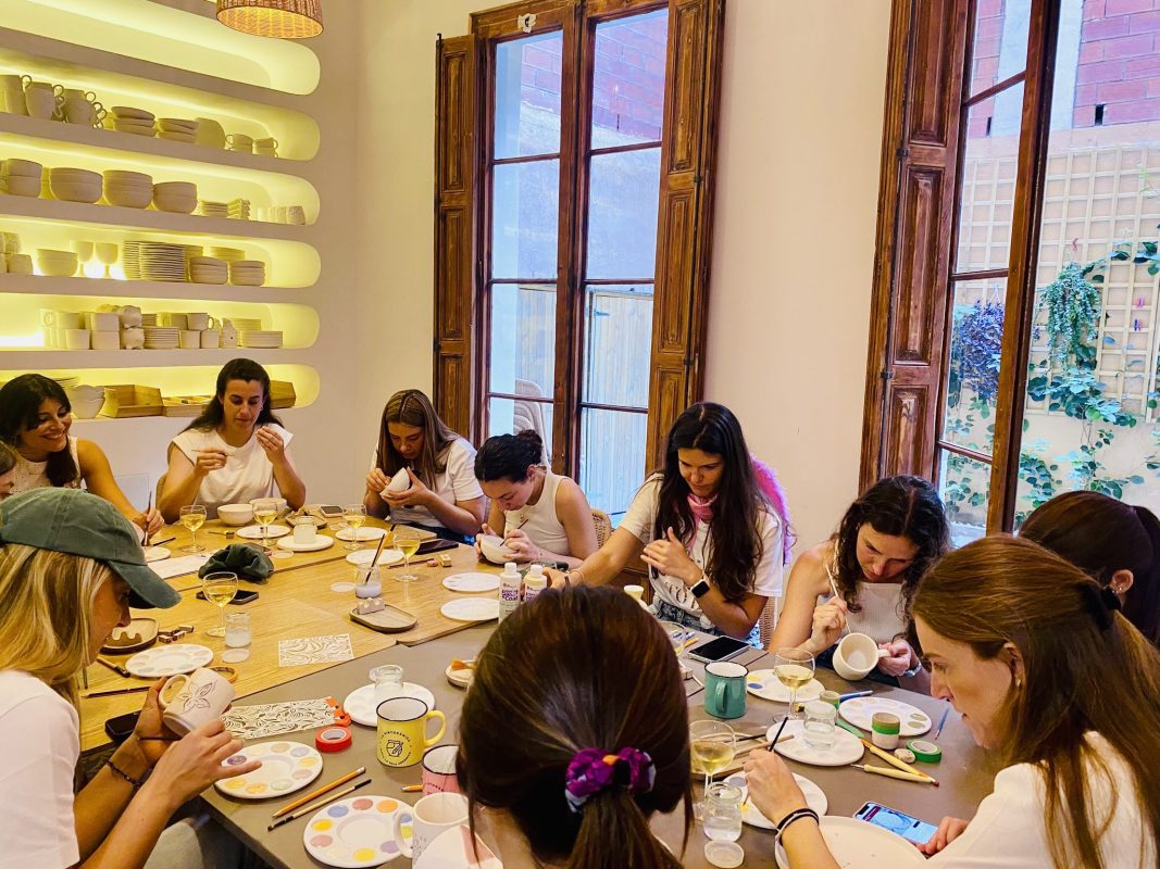 Taller de ceràmica i vi a Barcelona amb La Pintoràmica