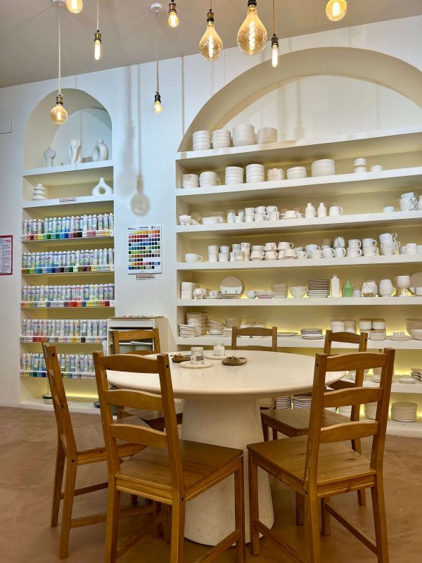Espai interior de la ceramicaria creativa La Pintoràmica, al barri de Gràcia de Barcelona

