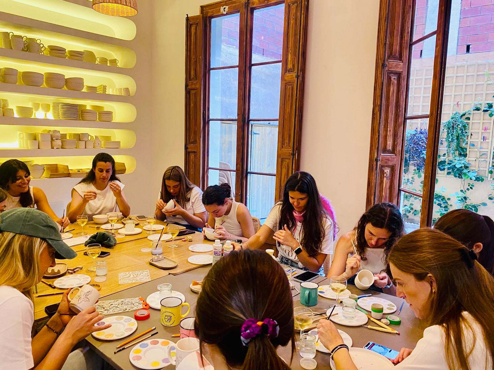 Taller de ceràmica i vi a Barcelona amb La Pintoràmica