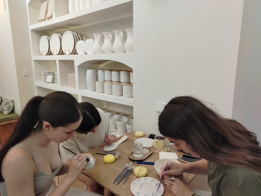 Grup pintant bescuits de ceràmica a la Pintoràmica