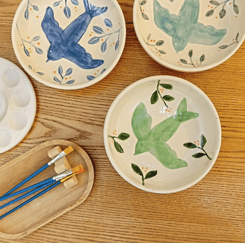 Plats pintats artesanalment a la Pintoràmica