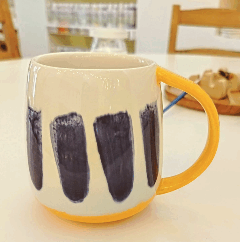 Detall d'una tassa pintada a la Pintoràmica