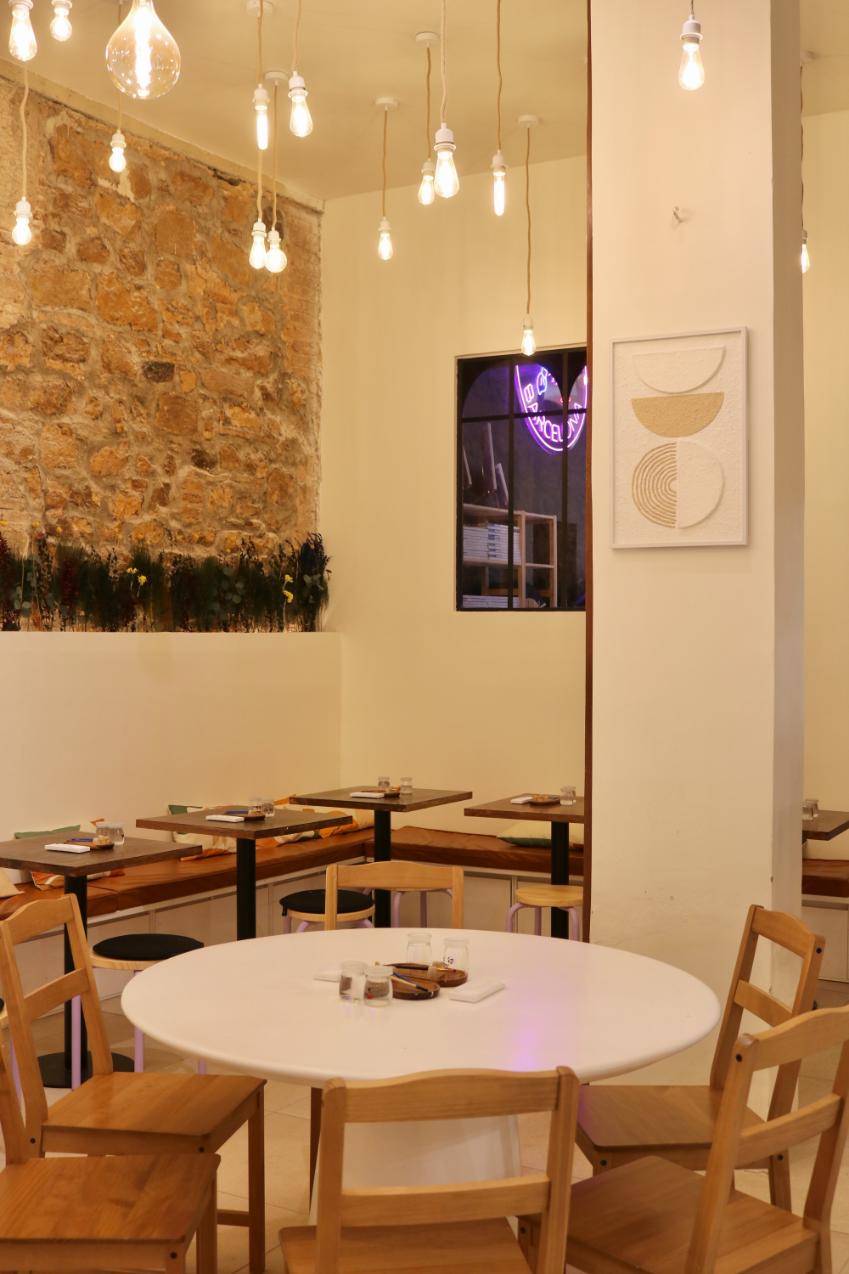 Clients pintant ceràmica Born Barcelona