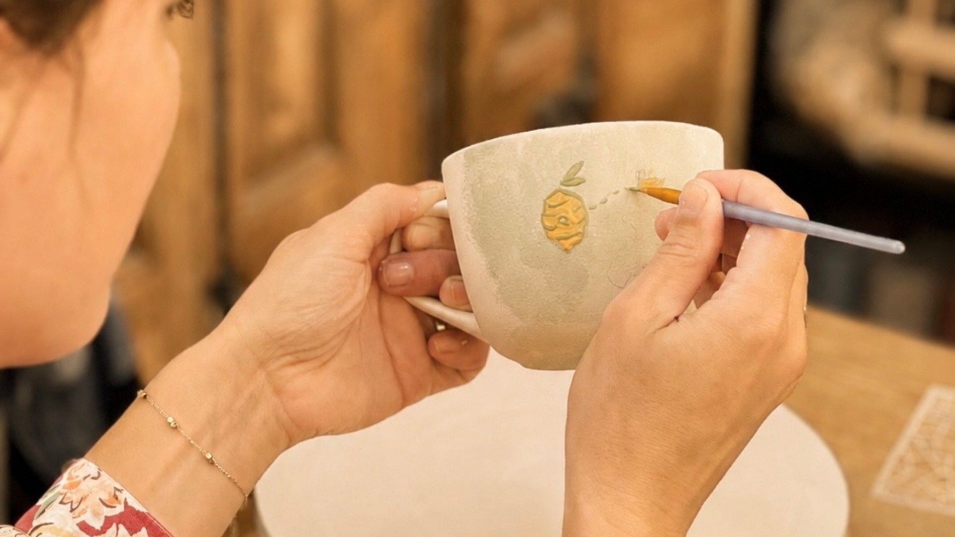 Ideas para pintar tazas de cerámica en el taller de La Pintoràmica en Barcelona