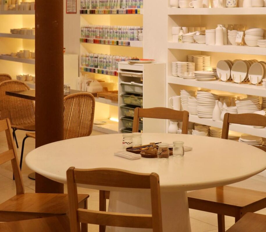 paints for painting ceramics at the La Pintoràmica workshop